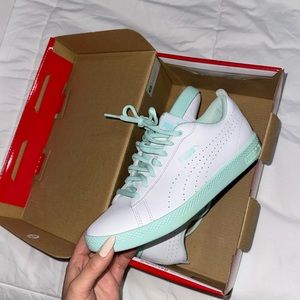PUMA Woman’s Smash V2 sneakers